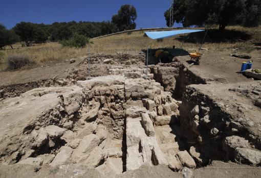 Excavación en la plaza de armas de Medina Azahara