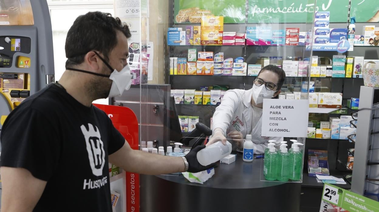 Un hombre compra gel de protección en una farmacia