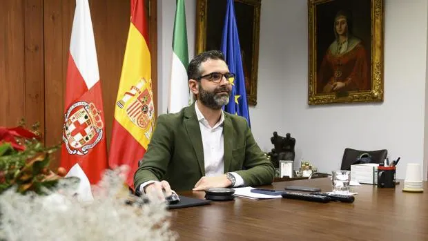 El alcalde de Almería, confinado, busca el consenso sus socios para aprobar el presupuesto de 2022