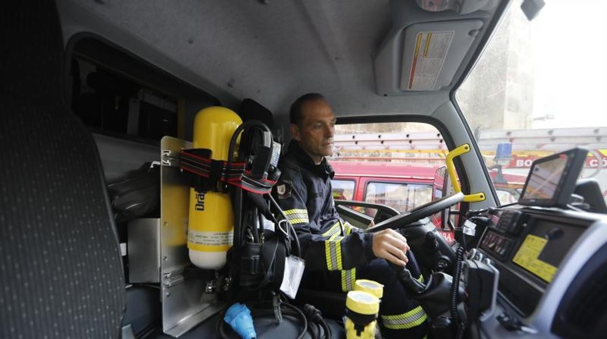 Un bombero en el interior de uno de los vehículos de rescate