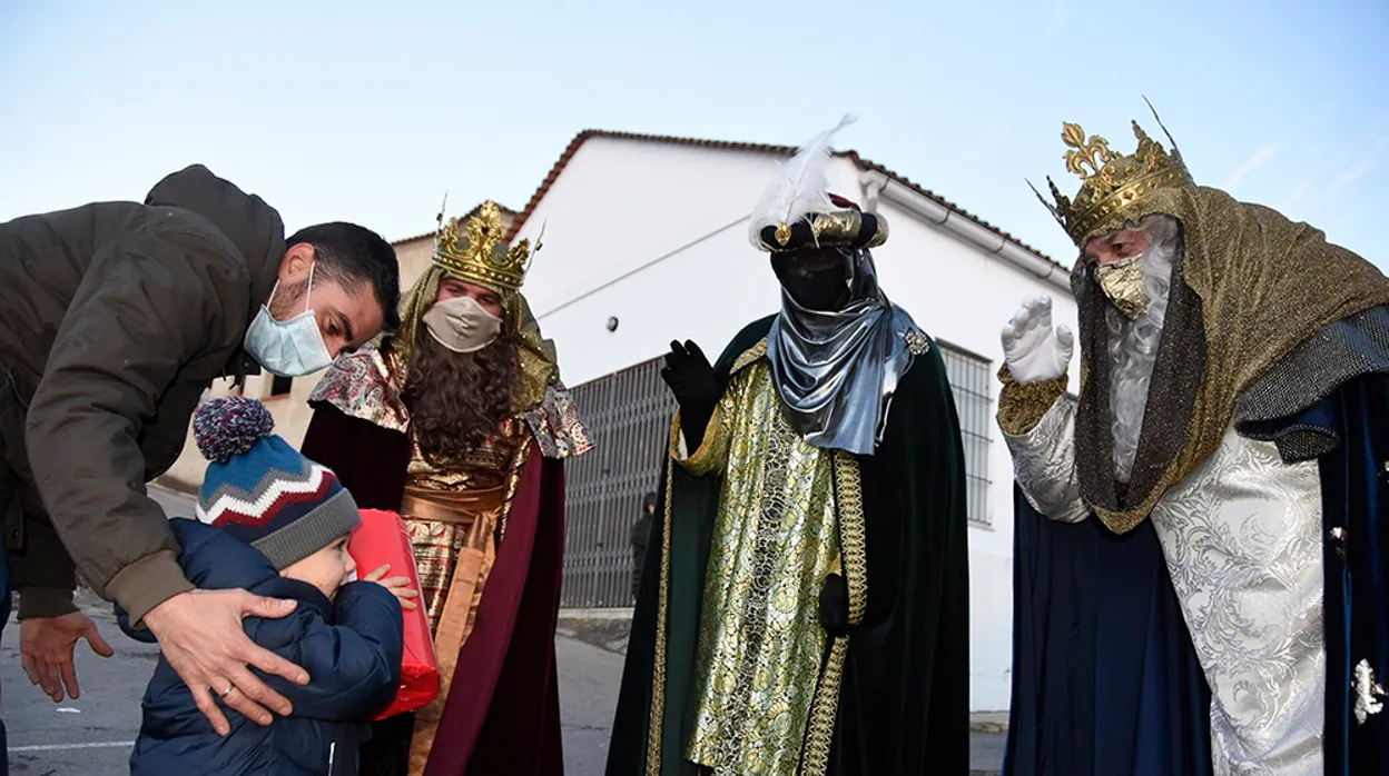 Los Reyes Magos repartiendo regalos en la pasada Cabalgata