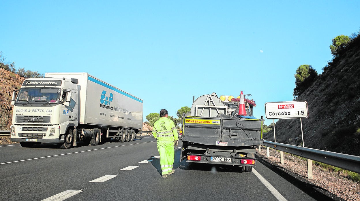 Trabajos de mantenimiento en la N-432 a su paso por Córdoba