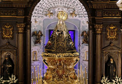 La Virgen de los Dolores, en el viernes que lleva su nombre, con su peana recién restaurada