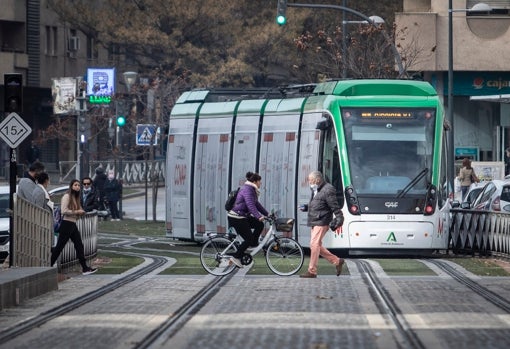 El Metro de Granada a su paso por la parada de Caleta