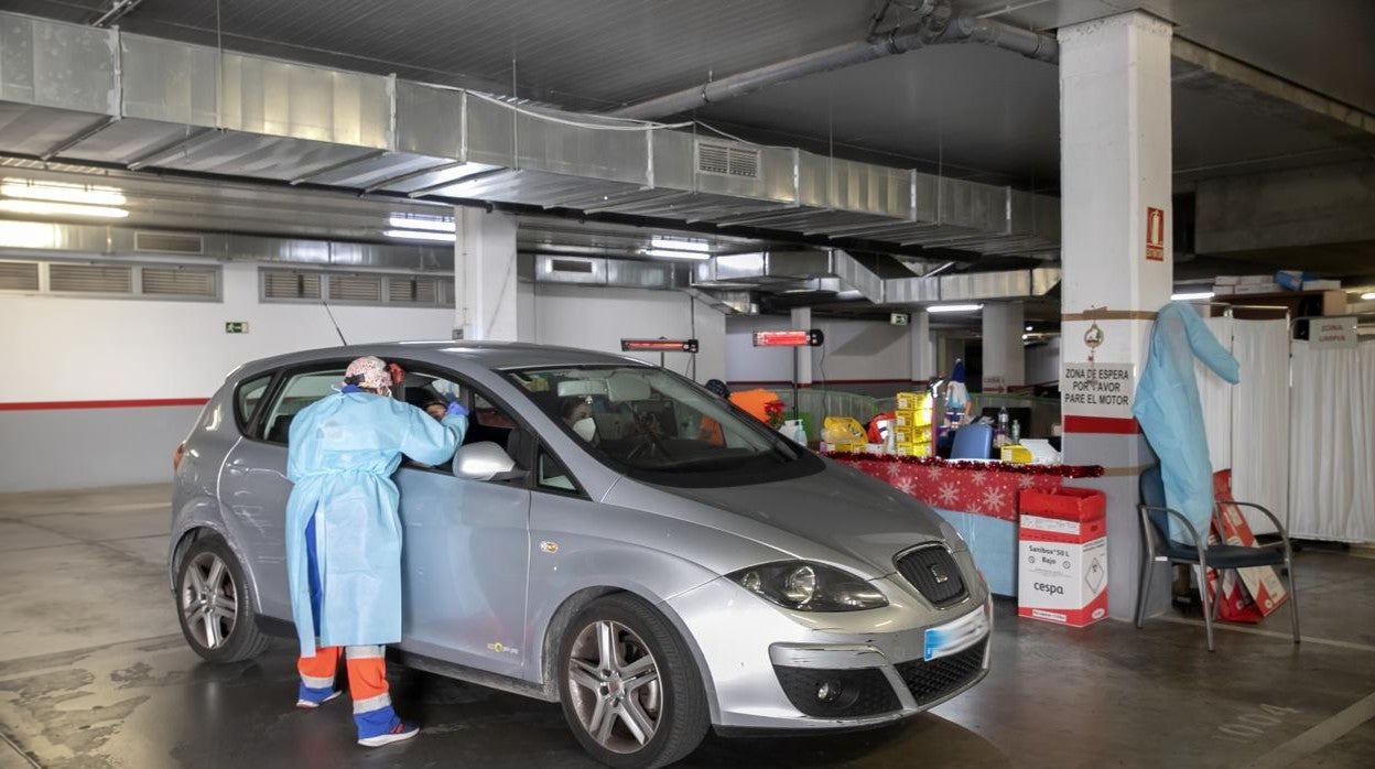 Un sanitario hace una prueba en el 'autocovid' del centro Carlos Castilla del Pino