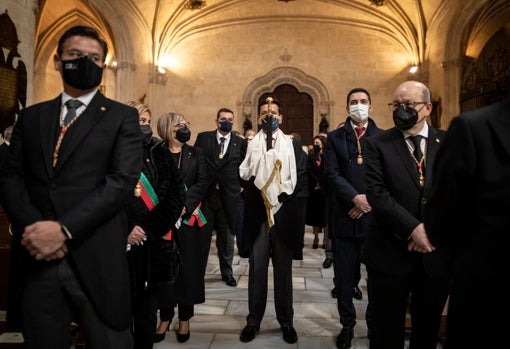 El alcalde de Granada Paco Cuenca, portando la espada del Rey Fernando I