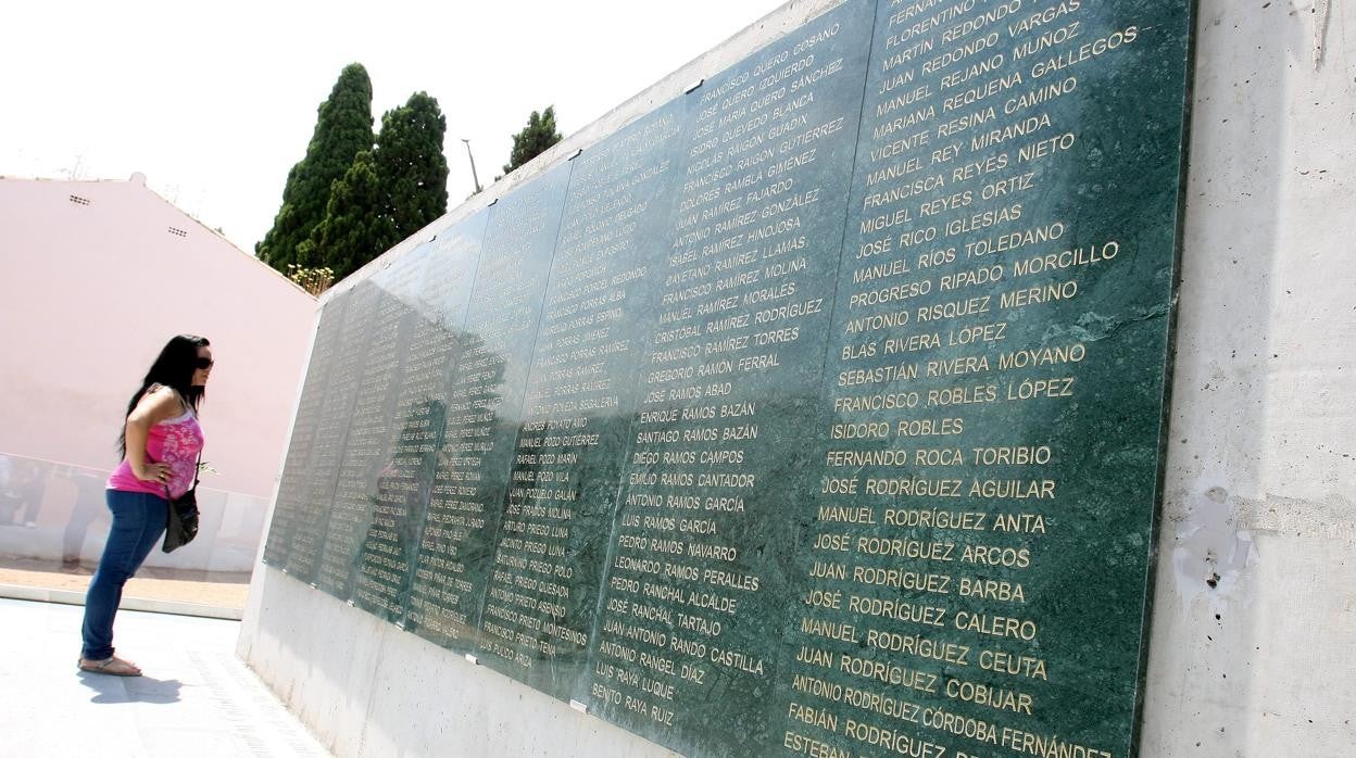 Muro con nombres de represaliados en el cementerio de San Rafael en Córdoba