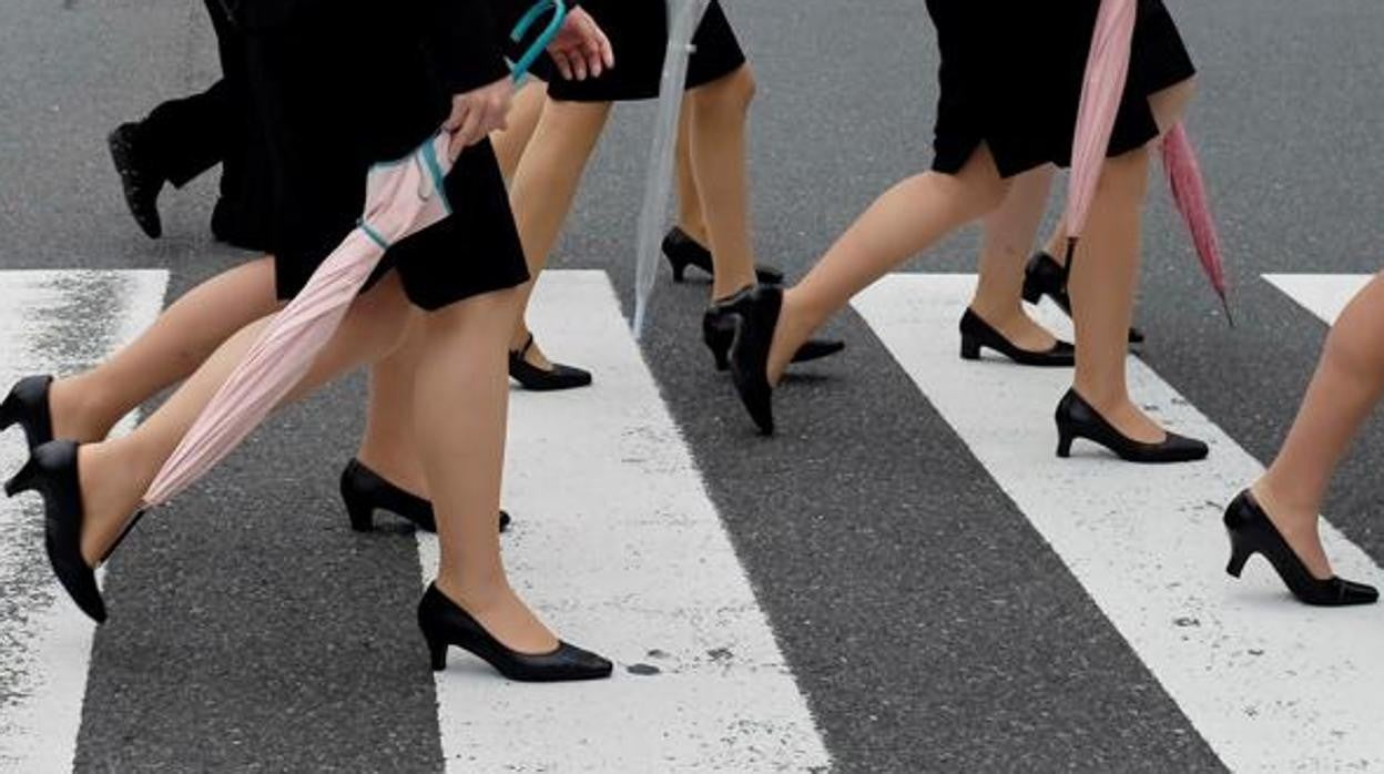 Mujeres con zapato de tacón cruzando una calle