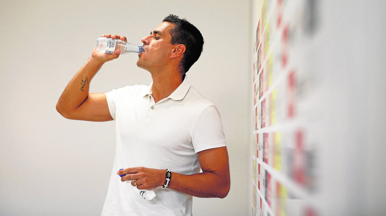 El director deportivo del Córdoba, Juan Gutiérrez 'Juanito', bebe agua en la sala de prensa