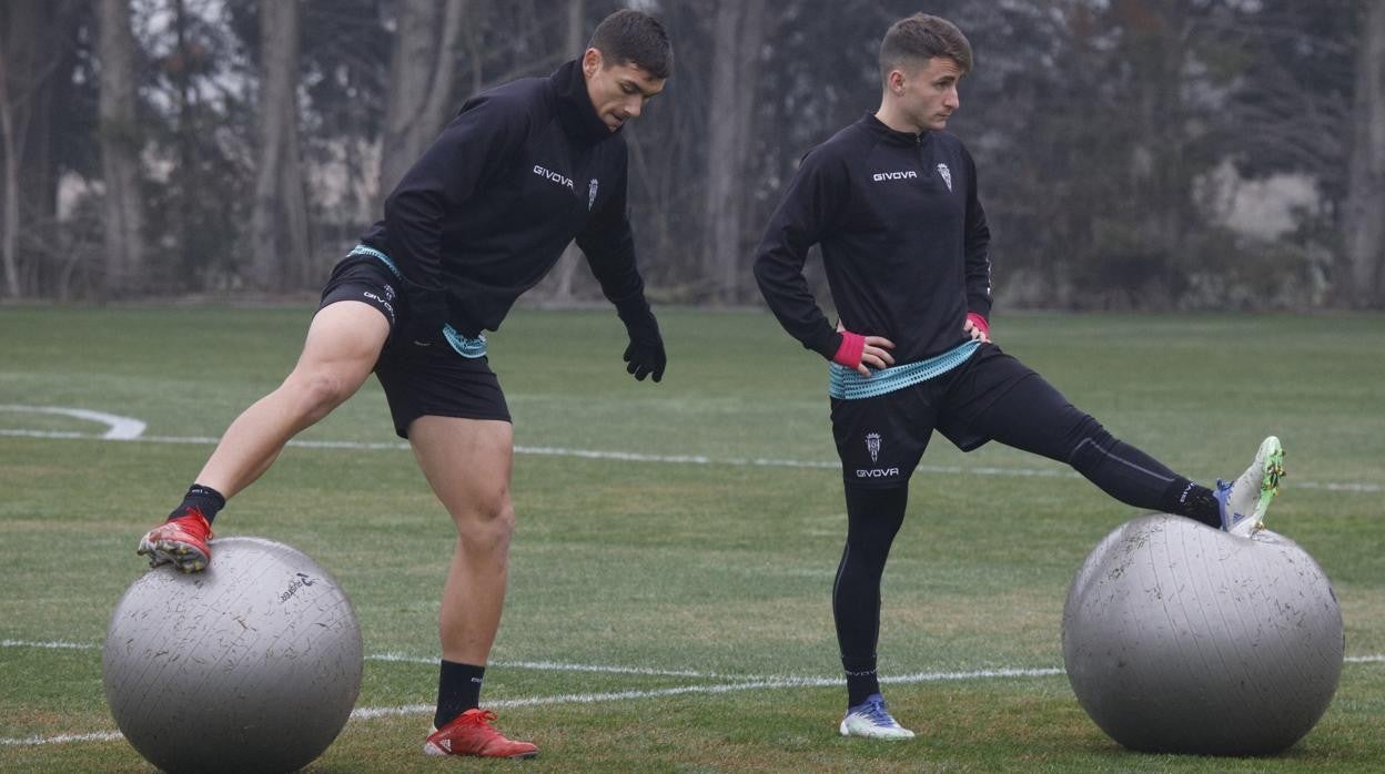 Fuentes y Ekaitz, en el entrenamiento del Córdoba CF este martes bajo la niebla en la Ciudad Deportiva