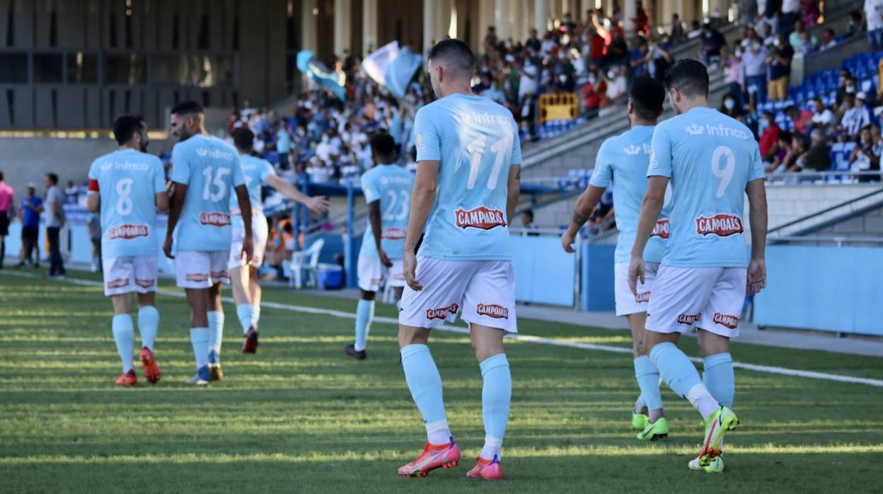 Los jugadores del Ciudad del Lucena, en el partido ante el Recreativo