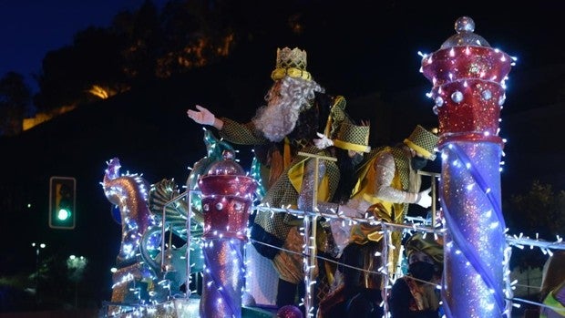 Los Reyes Magos vuelven a llenar las calles de Málaga de ilusión, pese a la pandemia