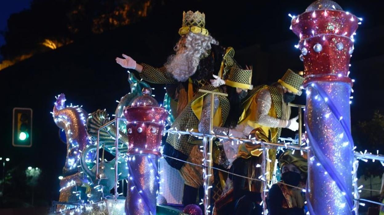 Melchor saluda a los niños en Málaga desde su carroza