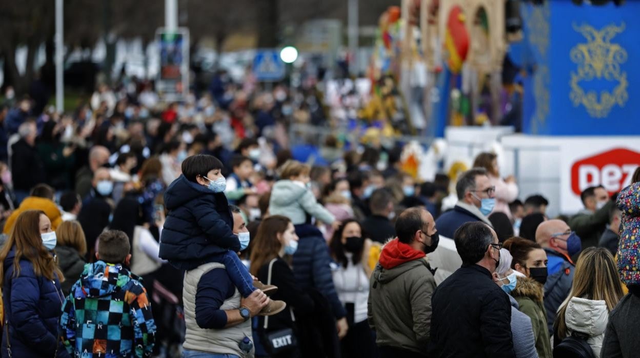 Familias en la Cabalgata de los Reyes Magos de Córdoba de 2022