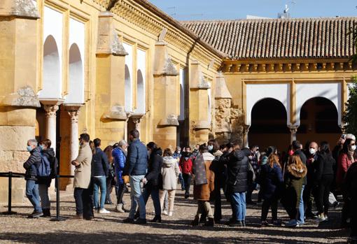 Turistas en el Patio de los Naranjos