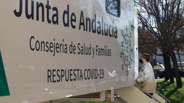 Andalucía se despide de las fiestas con 12.341 contagios más por Covid y una leve subida de la incidencia