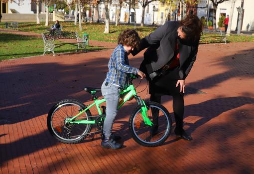 Un niño hoy, en Córdoba montando en la bici que le han traído sus Majestades