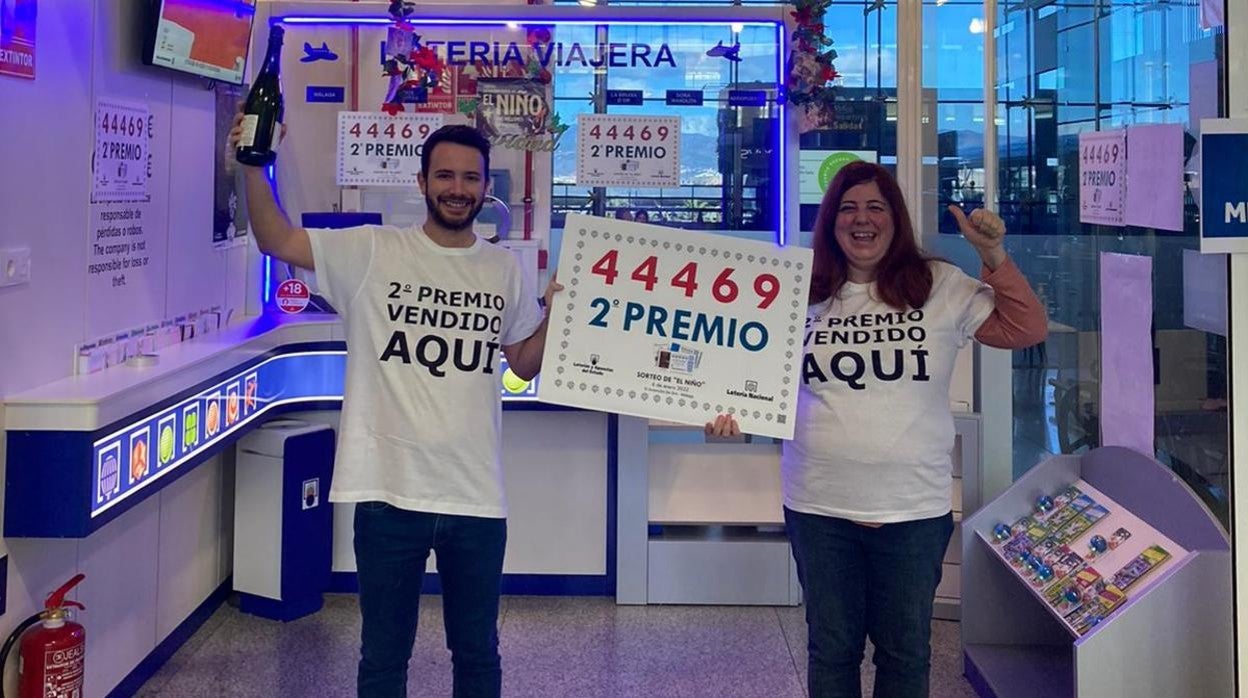 Rafael Galdón con Pilar Jiménez celebrando en 'El Avioncito' haber repartido el premio