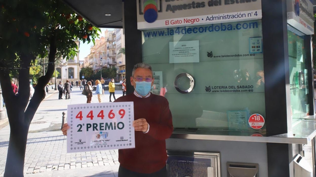 El lotero Juan Francisco León con el cartel del segundo premio