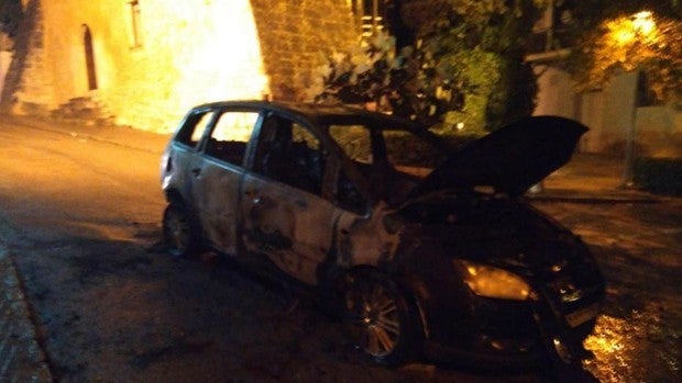 Quema el coche del excuñado de su novia en Málaga por celos