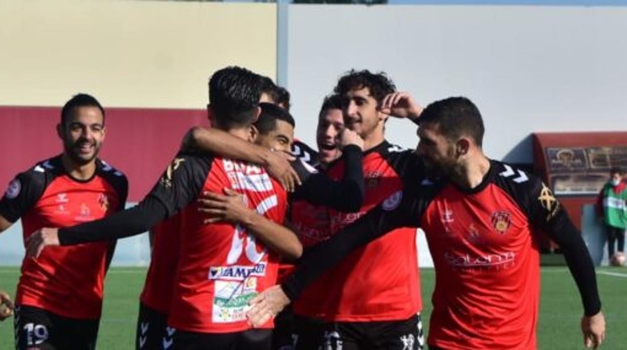 Los jugadores del Salerm Puente Genil festejando un gol