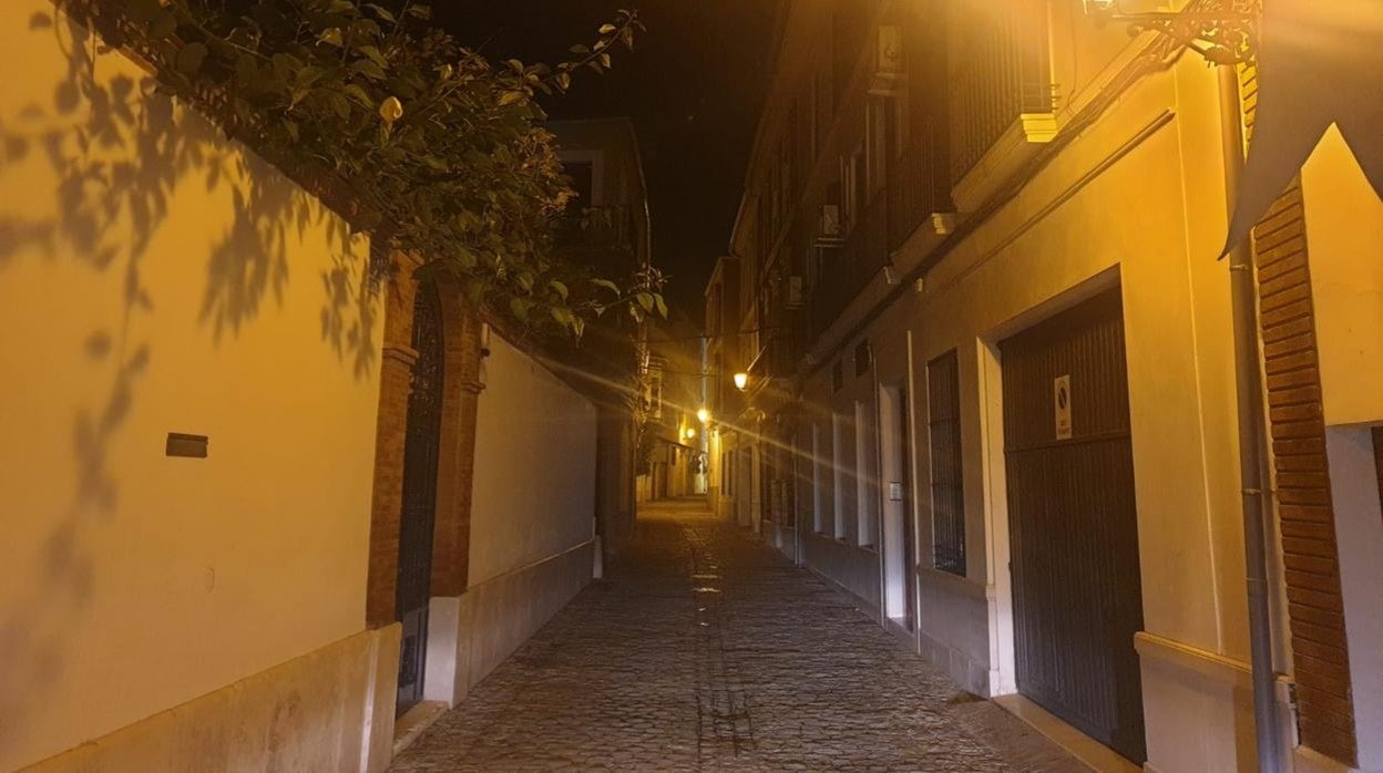 Una calle de Puente Genil iluminada