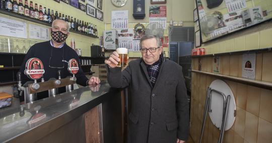 Manolo Carrasco, con Manolo Jiménez, que le sucede al frente del bar Correo