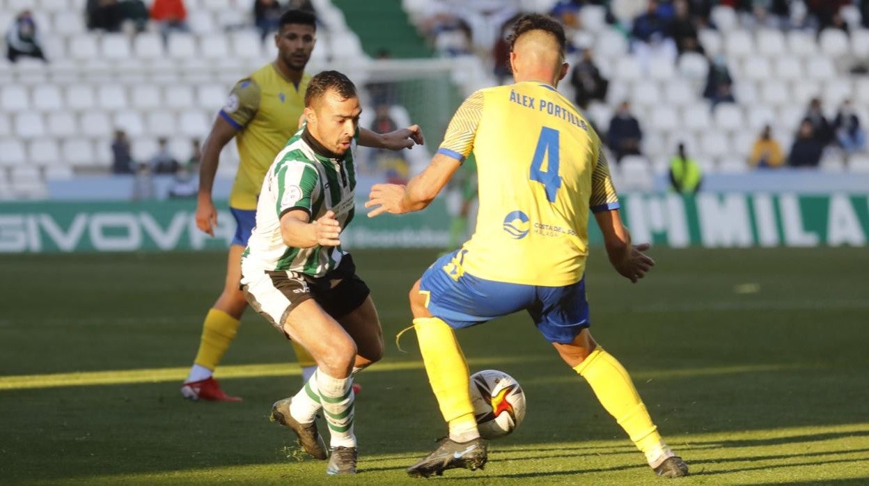 De las Cuevas regatea a Álex Portillo en una acción del Córdoba CF-Vélez CF este domingo en El Arcángel