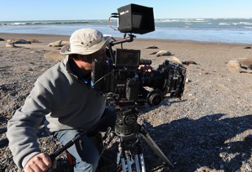 Gerardo Olivares, en el rodaje de 'El faro de las orcas' en la Patagonia, donde ahora volverá