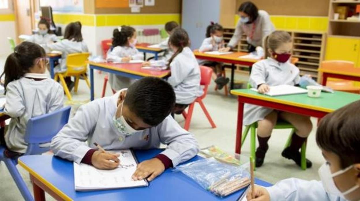 Una clase con los niños con mascarilla