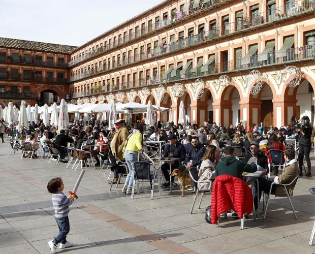 Un niño juega con su espada en la plaza de la Corredera de Córdoba