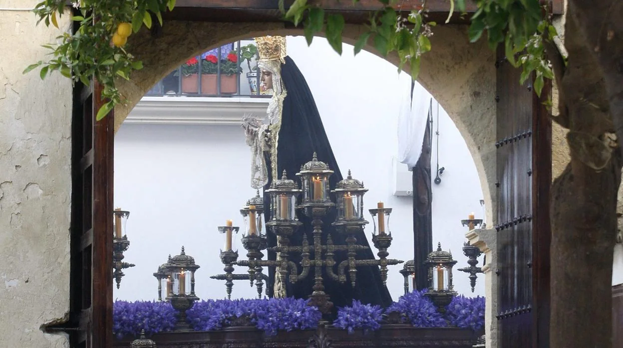 La Virgen de la Soledad, un Viernes Santo, vista a través del arco del compás del convento de Santa Cruz
