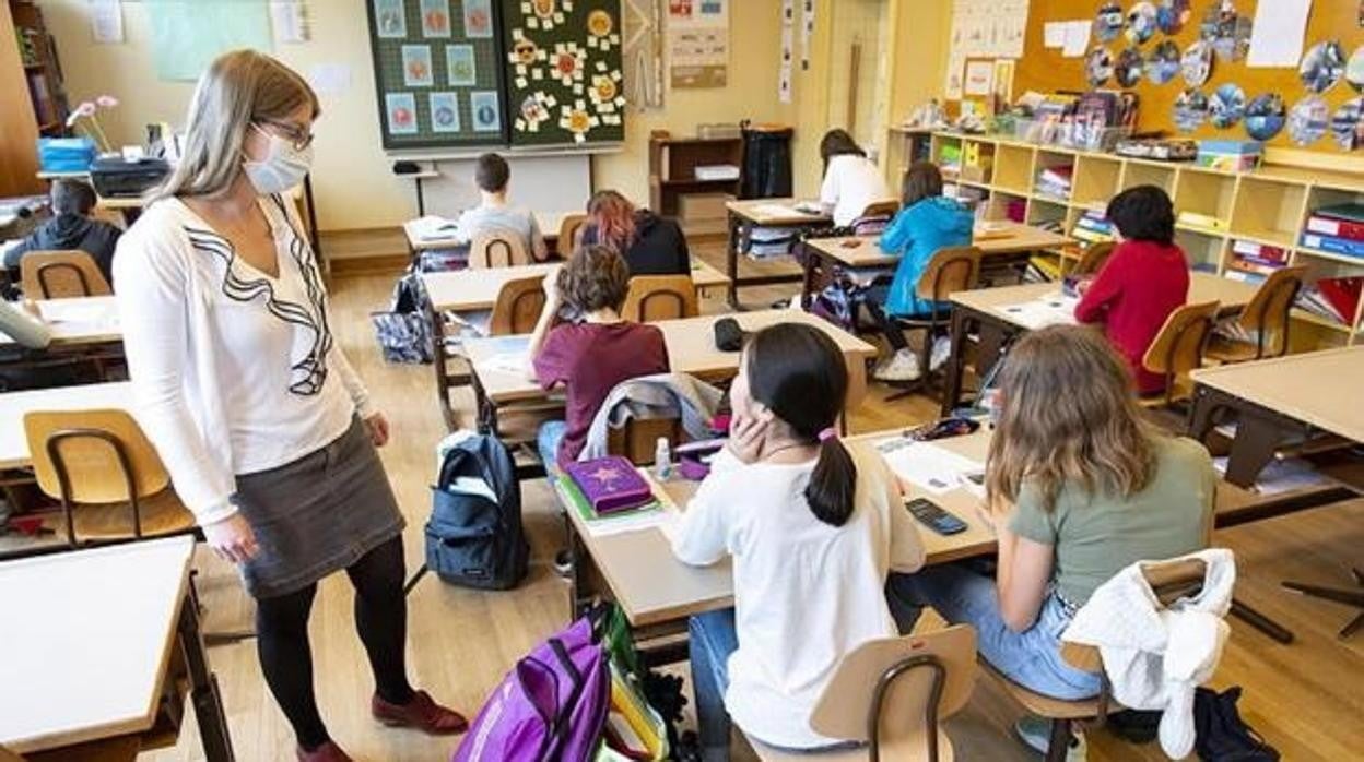 Una profesora dando clase en un centro andaluz