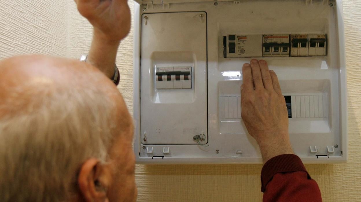 Un hombre revisa el cuadro de la luz