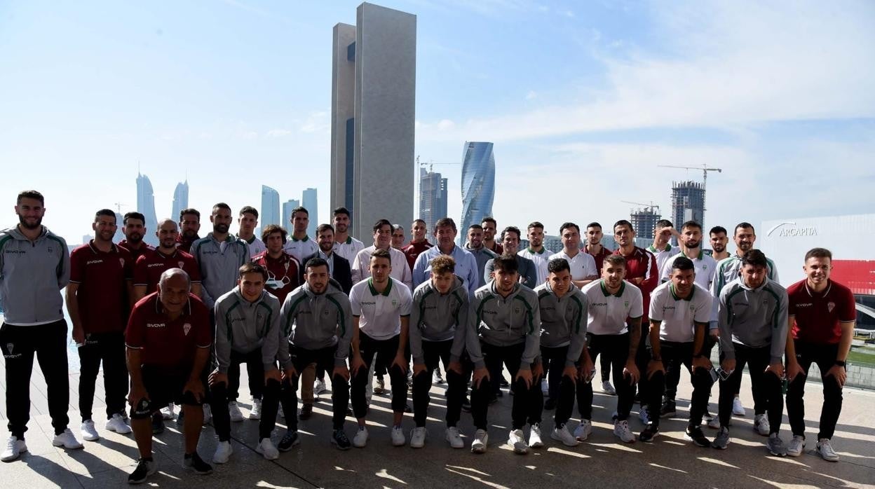 La plantilla del Córdoba CF, este martes, en la Bahía de Manama (Baréin)