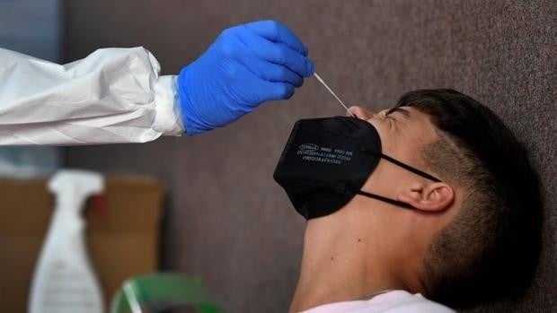 La sexta ola parece aflojar: caen los contagios y la incidencia del Covid en Andalucía