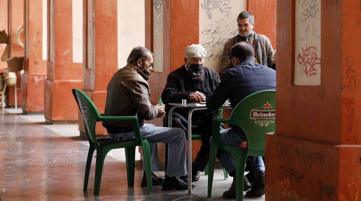 Jugadores de dominó en un soportal de La Corredera