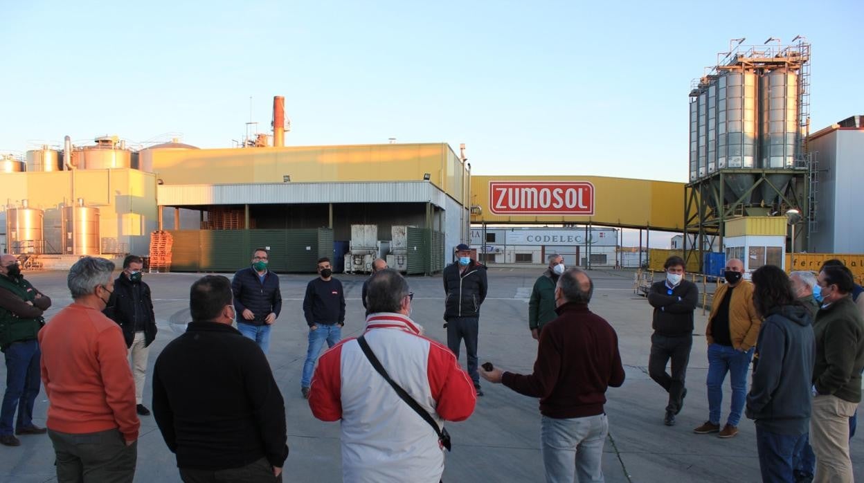 Encuentro de la Asociación Citrícola con los trabajadores encerrados en la factoría