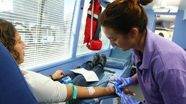 El aumento de operaciones y la explosión de contagios dejan bajo mínimos las reservas de sangre en Andalucía