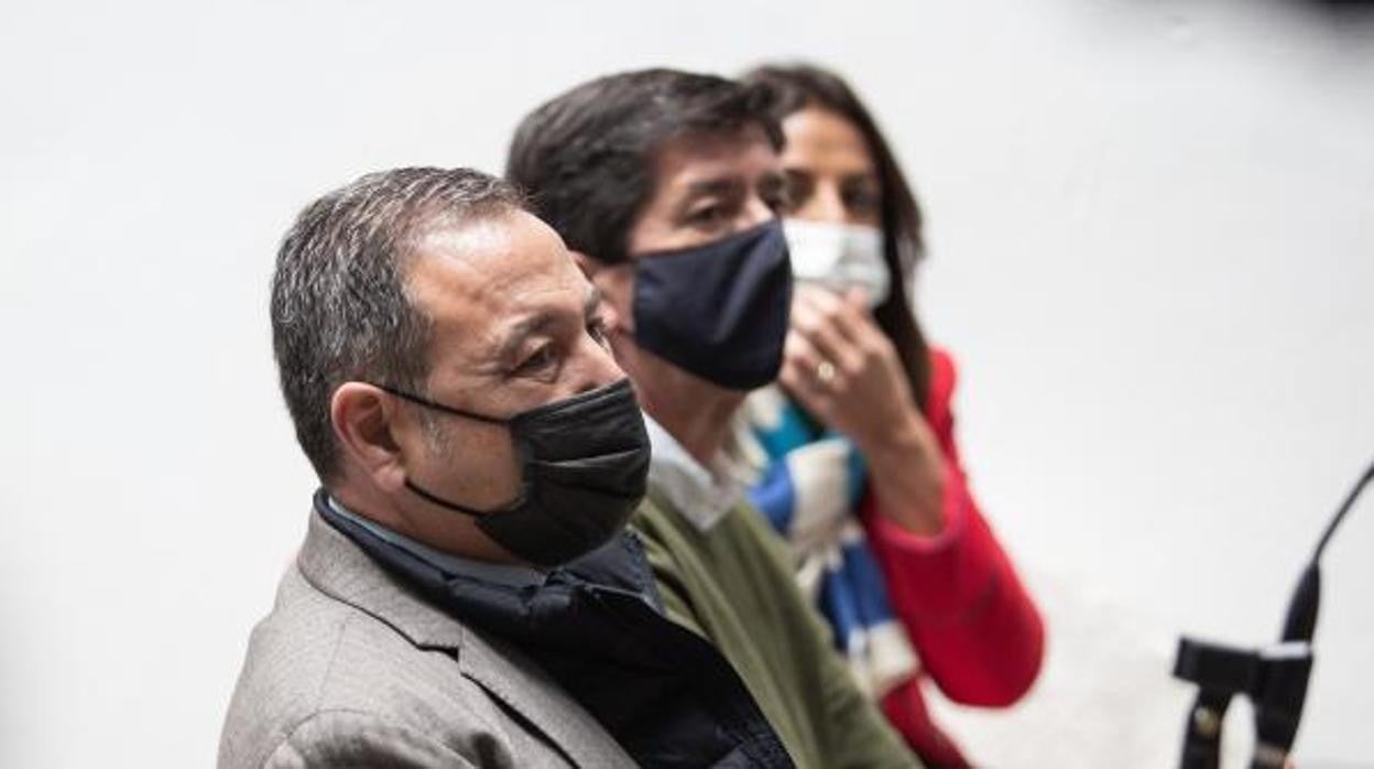 El vicepresidente de la Junta, Juan Marín, entre el delegado del Gobierno en Sevilla, Ricardo Sánchez, y la delegada provincial de Turismo, Rosa Hernández, en una imagen reciente