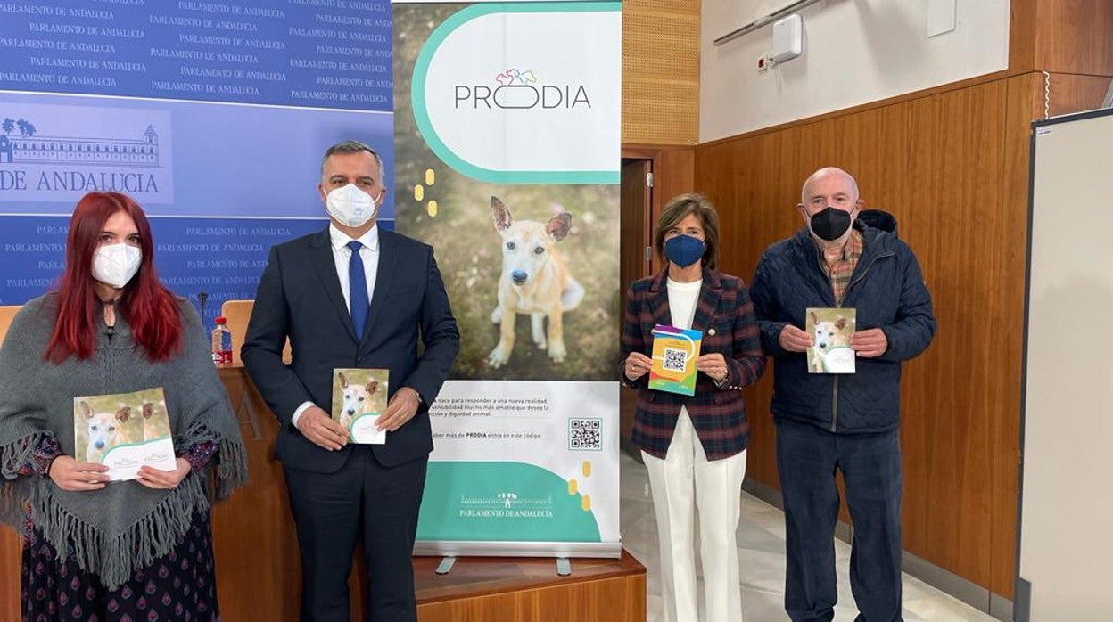 Luz Marina Dorado (Adelante Andalucía), Javier Pareja (Cs), Esperanza Oña (PP) y Pepe Garrido (ex de IU) en la presentación del lobby