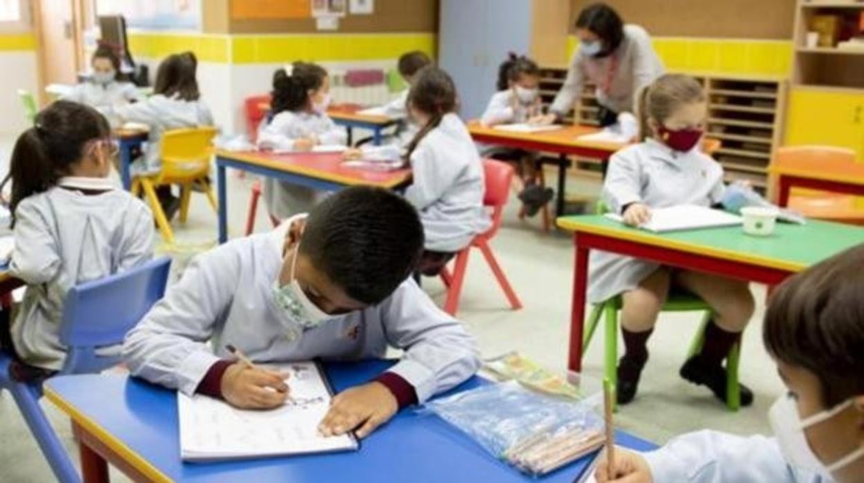 Alumnos en clase con la mascarilla puesta