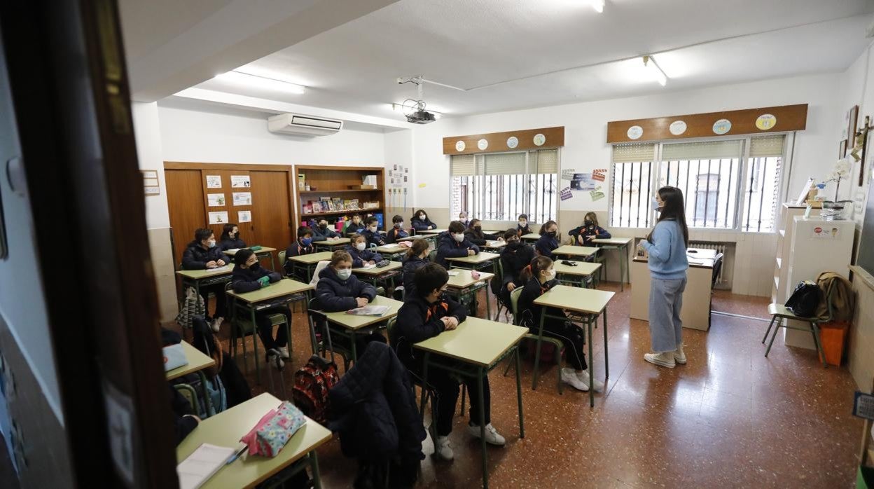 Clase en un aula de Córdoba tras la vuelta de las vacaciones de Navidad en 2022