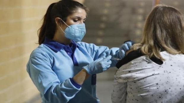 Andalucía empieza la próxima semana con la tercera dosis de la vacuna Covid a los mayores de 40 años