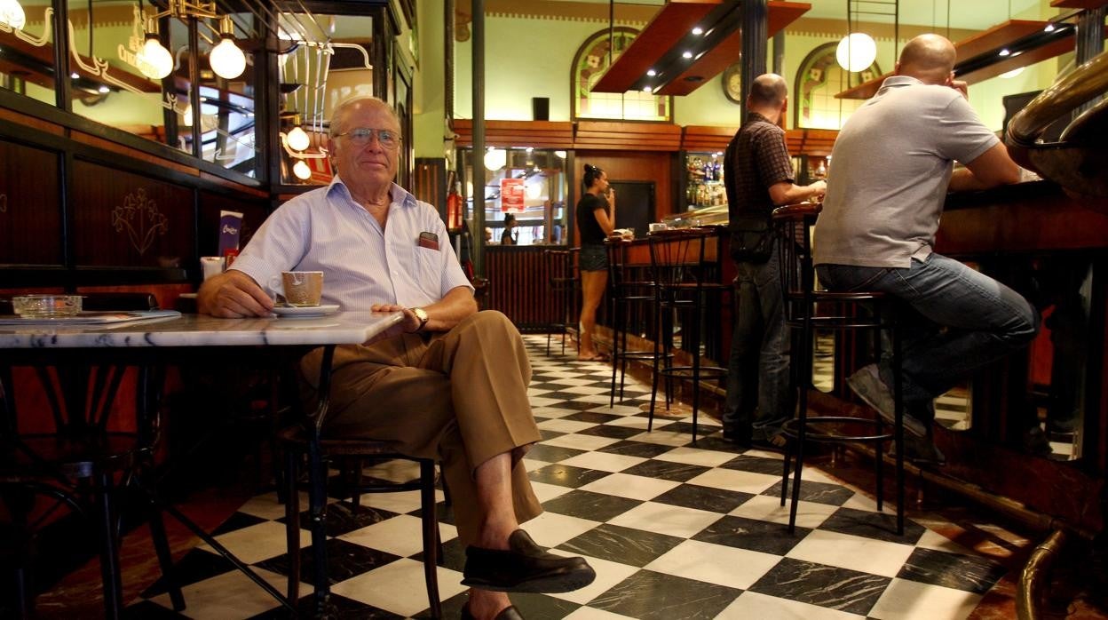 Amador Jover durante una entrevista con ABC en 2009 en una céntrica cafetería cordobesa