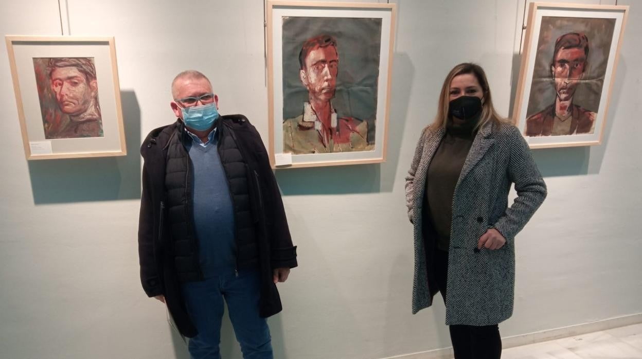 Antonio Lara y Eva Torres, edil de Cultura, con algunas de las obras