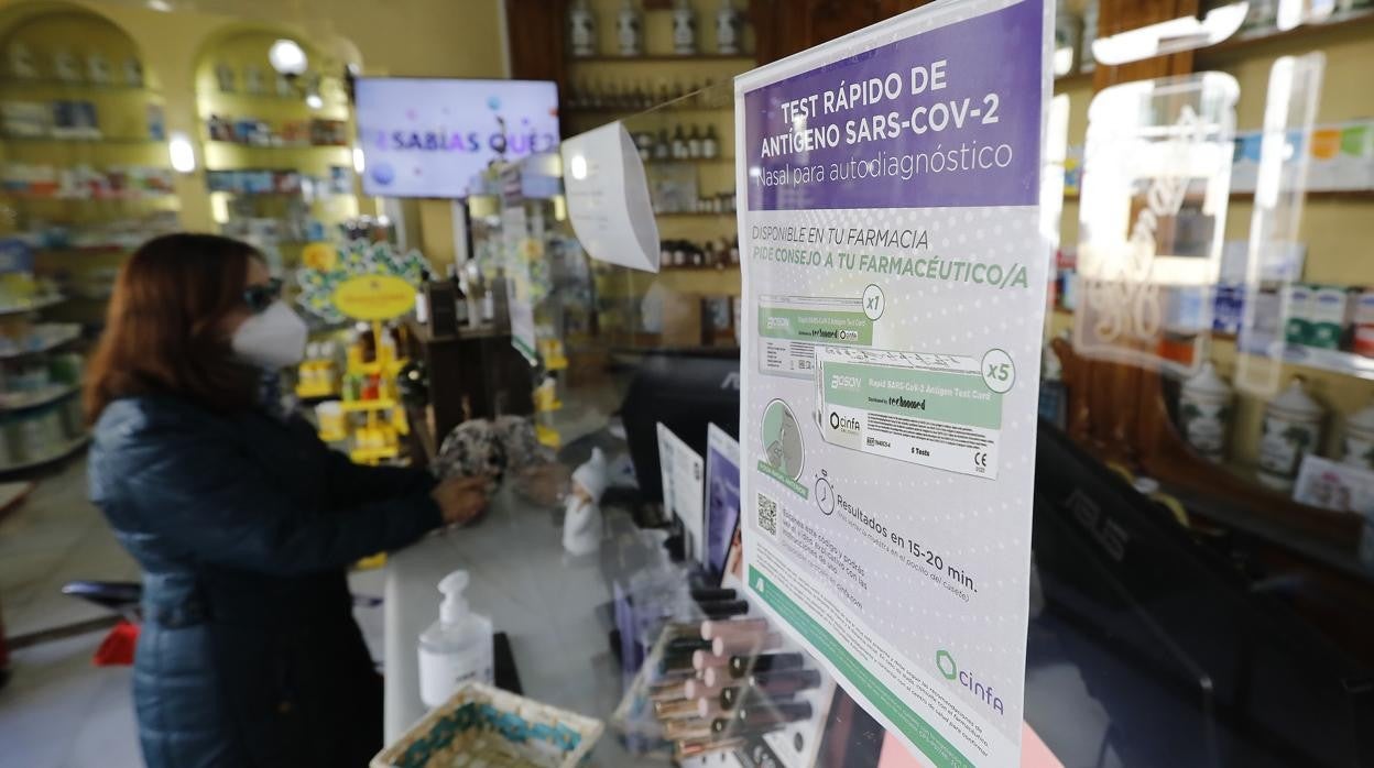 Imagen de una farmacia de Córdoba, con el cartel anunciador de la venta de test de antígenos