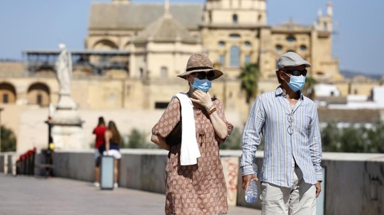 Dos turistas pasean por Córdoba