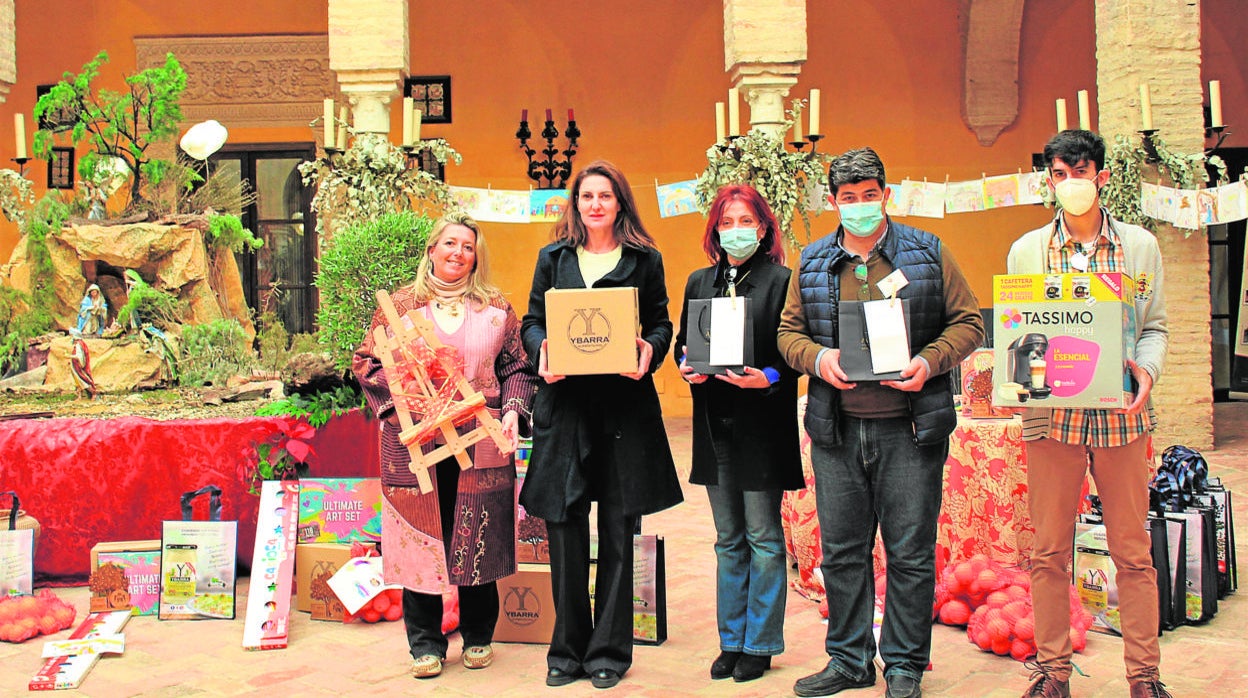 Entrega de premios en la gala solidaria del Palacio Portocarrero de Palma del Río