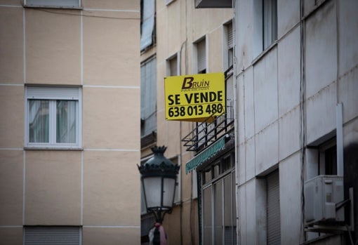 Cartel de Se Vende en el barrio de La Magdalena, Granada